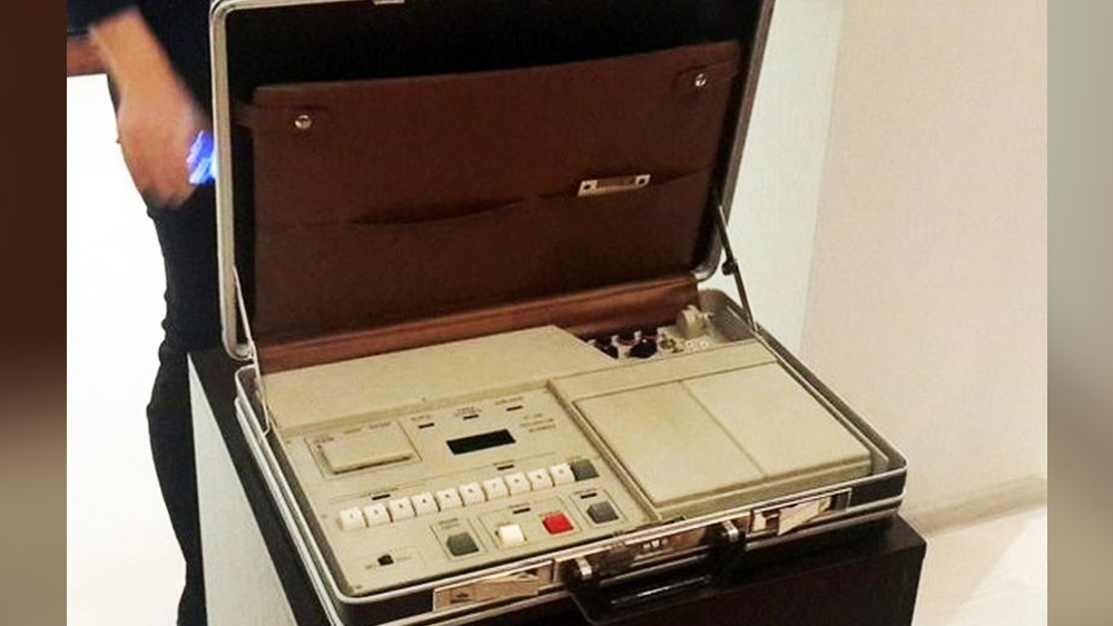 সংবাদমাধ্যমের আরও দাবি, রাশিয়ার প্রতিরক্ষা মন্ত্রক এবং সেনাবাহিনীর প্রধানকে কারা এই পরমাণু ব্রিফকেসটির ভার দেয়, তা আজ পর্যন্ত জানা যায়নি।