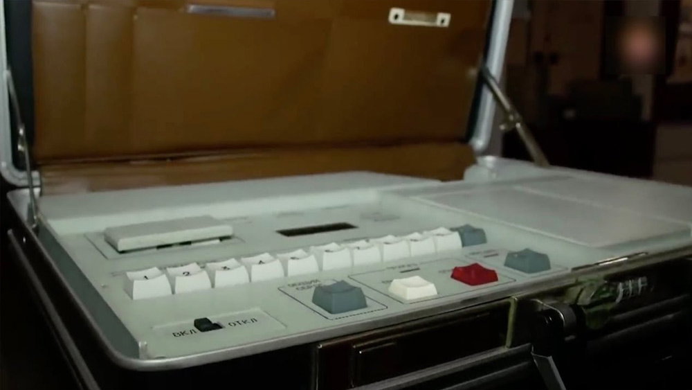 রাশিয়ার সংবাদমাধ্যমের দাবি, মজার কথা হল যে ওই লাল বোতামটি চোখে পড়লেও আসল কাজ করে মাঝখানের একটি সাদা বোতাম।