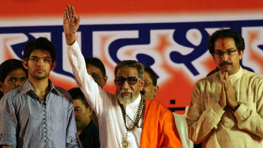 ঘটনাচক্রে শিবসেনা-ত্যাগী নেতাদের অধিকাংশই বালাসাহেবের জমানায় দলে যোগ দিয়েছিলেন। প্রত্যেকের সঙ্গেই তাঁর ব্যক্তিগত ঘনিষ্ঠতা ছিল। দল ছাড়ার পরেও তাঁরা কেউই দলের প্রতিষ্ঠাতাকে আক্রমণ করেননি। 