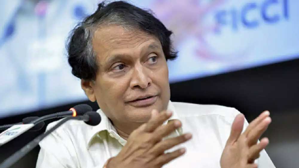 অটলবিহারী বাজপেয়ী সরকারে শিবসেনার প্রতিনিধি সুরেশ প্রভু ২০১৪ সালের নভেম্বরে নাম লিখিয়েছিলেন বিজেপিতে। নরেন্দ্র মোদী সরকারে রেলমন্ত্রীর দায়িত্ব পান তিনি। পরে কেন্দ্রে সার ও রসায়ন, অসমারিক বিমানমন্ত্রীও হন তিনি। 