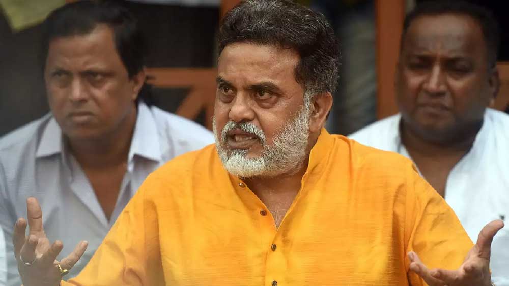 শিবসেনার ‘অমরাঠি মুখ’ তথা রাজ্যসভার সাংসদ সঞ্জয় নিরুপম ২০০৫ সালে বালাসাহেবের সঙ্গ ছেড়ে কংগ্রেসে যোগ দেন। হিন্দিভাষীদের প্রতি দলের অবস্থানে ক্ষোভ প্রকাশ করেন তিনি। ২০০৯ সালের লোকসভা ভোটে মুম্বই (উত্তর) কেন্দ্রে কংগ্রেস প্রার্থী হিসেবে জয়ী হয়েছিলেন সঞ্জয়। 