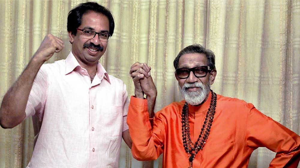 ইতিহাস বলছে, শিবসেনার ভাঙনের সূত্রপাত হয়েছিল বালাসাহেবের জমানাতেই। ২০০২ সালে বৃহন্মুম্বই পুরভোটের দায়িত্ব নিয়ে উদ্ধবের রাজনীতিতে প্রবেশের পর ভাঙন আরও বাড়ে। বিভিন্ন সময়ে দল ছাড়েন একাধিক গুরুত্বপূর্ণ নেতা।