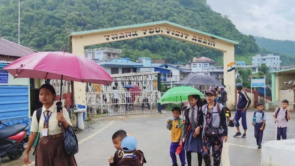 মায়ানমার থেকে সীমান্ত অতিক্রম করে প্রায় প্রতি দিন পায়ে হেঁটে ভারতে ঢোকে প্রায় ৫০০ পড়ুয়া। সারা দিন ভারতে কাটিয়ে তারা আবার নিজেদের দেশে ফিরে যায়। কিন্তু কেন রোজ এক দেশ থেকে অন্য দেশে যাতায়াত করছে এই পড়ুয়ারা? কেন আটকানো হচ্ছে না এই খুদে পড়ুয়াদের?