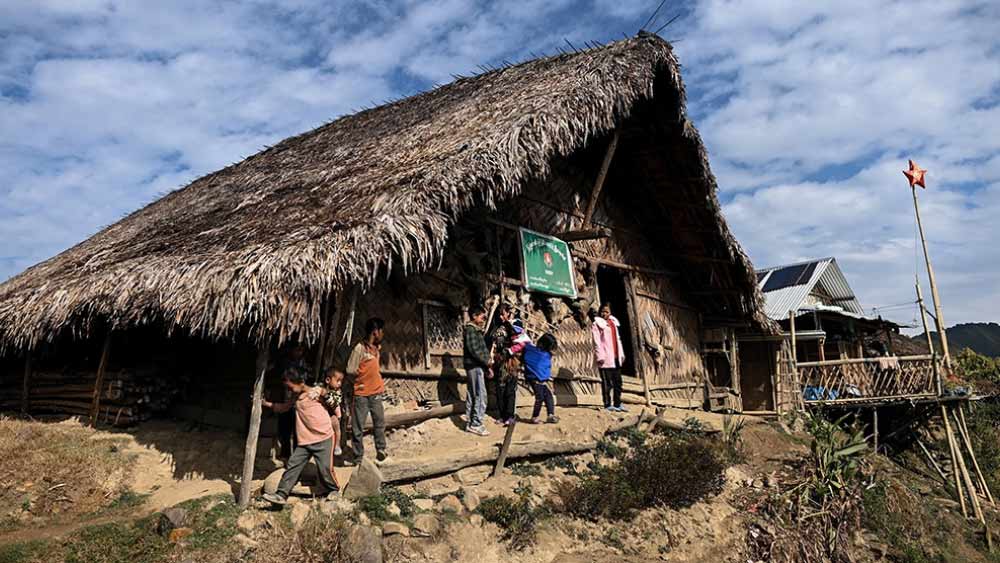 মিজোরামের প্রশাসনিক কর্তারা জানিয়েছেন, সীমান্তের ১০ কিলোমিটারের মধ্যে এমন ২৫০-রও বেশি গ্রাম রয়েছে যেখানে প্রায় তিন লক্ষ মানুষ বসবাস করেন। এই গ্রামবাসীরা প্রায়শই সীমান্ত শহর জোখাওথার-সহ ১৫০টি চেকপোস্ট দিয়ে যাতায়াত করেন।