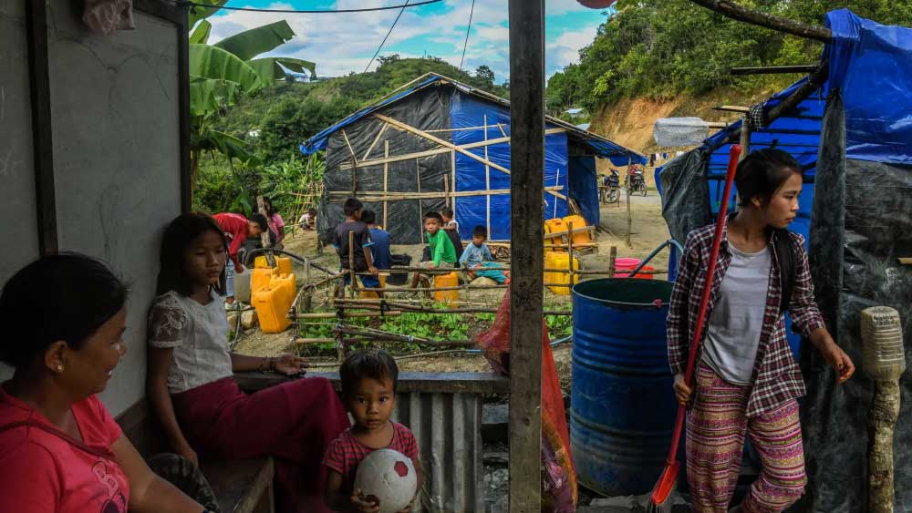 আর এই চুক্তির লাভ ওঠাচ্ছে মায়নমারের সীমান্ত এলাকায় বসবাসকারী খুদে পড়ুয়ারা। বৃষ্টিভেজা জুনের সকালে বহু খুদে পড়ুয়াকেই ছাতা হাতে এবং ব্যাগ কাঁধে অভিভাবকদের সঙ্গে ভারতে প্রবেশ করতে দেখা যায়।