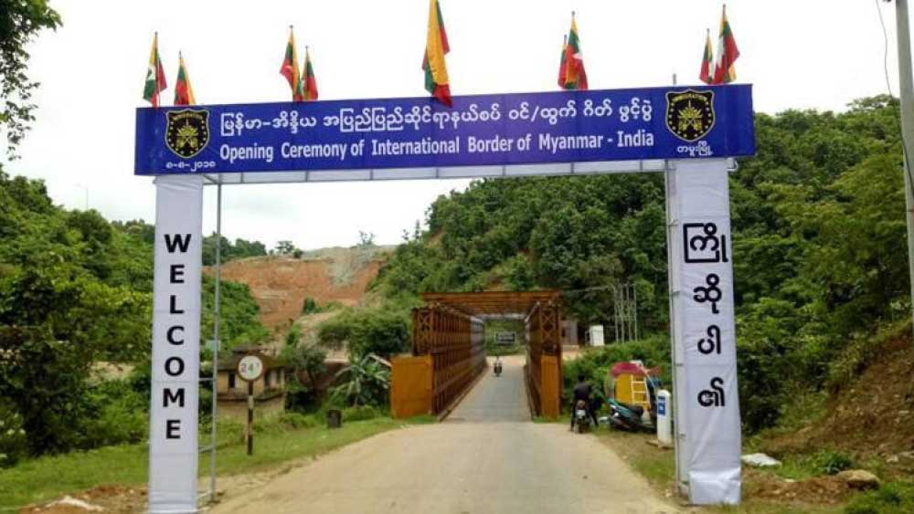 তিয়াউ নদীর উপরে থাকা একটি ব্রিজ, একটি সিমেন্টের তোরণ এবং একটি ইস্পাতের গেট পেরিয়ে ভারতে প্রবেশ করে বহু পড়ুয়া। তোরণে লেখা, ‘ধন্যবাদ। আবার আসবেন’। এই ব্রিজ, তোরণ, ইস্পাতের গেট এবং তিয়াউ নদীই সীমান্ত পেরিয়ে এক দেশ থেকে অপর দেশে যাওয়া মানুষগুলির জন্য মাইলফলকের কাজ করে।