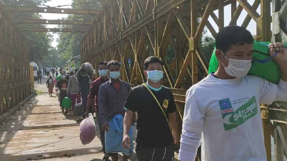  প্রতি দিন কত জন ছাত্র সীমান্ত পেরিয়ে ভারতে প্রবেশ করছে তার কোনও নির্দিষ্ট হিসাব নেই। কোনও কোনও দিন এই সংখ্যা ৫০০ পেরিয়ে যায়। কোনও দিন আবার ৩০০-র নীচে নেমে যায়।