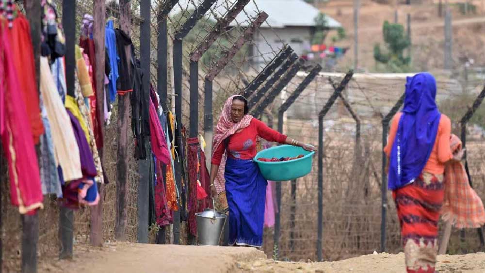 কোভিড অতিমারি আবহে দু’বছর বন্ধ থাকার পর ২০২২ সালের এপ্রিল মাসে মিজোরামের স্কুলগুলি আবার চালু হয়। তবে বন্ধ হয়ে যাওয়ায় স্কুল যাওয়ার উপায় ছিল না খাওমাউইয়ের মতো একাধিক সীমান্তবর্তী এলাকায় থাকা পড়ুয়াদের। তাই শিক্ষার চাহিদা মেটাতে সীমান্ত এলাকায় থাকা প্রায় ৫০০ শিক্ষার্থী প্রতি দিন আন্তর্জাতিক সীমান্ত অতিক্রম করতে ভারতে এসে পড়াশোনা করতে শুরু করে। তবে ভারতে পড়তে আসা মায়ানমারের ছাত্রদের এক ক্লাস নিচুতে ভর্তি করা হয়।