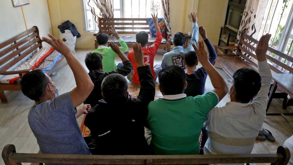 মায়ানমার থেকে আসা পড়ুয়ারা মূলত ভর্তি হয়েছে জোখাওথারের সেন্ট জোসেফ স্কুল-সহ নয়় সরকারি ও বেসরকারি স্কুলে। শুধুমাত্র ভারতীয় ছাত্রদের সঙ্গেই নয়, মায়ানমার থেকে আসা অন্য শরণার্থী শিশুদের সঙ্গে একই কক্ষে বসে তাদের পড়াশোনা চলে। মায়ানমার সামরিক বাহিনীর দখলে যাওয়ার পর গত এক বছরে সেই দেশের বহু পরিবার মিজোরামে এসে আশ্রয় নিয়েছে।