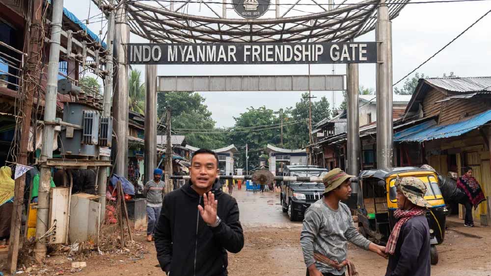 মিজোরামের স্কুলগুলিতে সীমান্ত পেরিয়ে ছাত্র ভর্তি হওয়ায় কতটা চাপ বাড়ছে? এক সর্বভারতীয় সংবাদমাধ্যমে দেওয়া সাক্ষাৎকারে সেন্ট জোসেফ স্কুলের অধ্যক্ষ ফ্রান্সিস সাইলো বলেন, ‘‘কোভিড এবং সহিংসতার কারণে মায়ানমারের বহু পড়ুয়া শিক্ষালাভ থেকে বঞ্চিত হচ্ছে। তারা অনেক পিছিয়ে পড়েছে। তারা সীমান্ত পেরিয়ে আমাদের স্কুলে ভর্তি হওয়ায় আমরা তিনটি নতুন শ্রেণিকক্ষ তৈরি করেছি।” এই স্কুলে প্রথম থেকে অষ্টম শ্রেণি পর্যন্ত মোট ৫২৪ পড়ুয়া রয়েছে। যাদের মধ্যে ২০৬ জন মায়ানমারের।