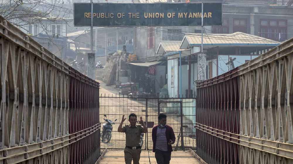 সীমান্ত থেকে দু’কিলোমিটার দূরে একটি সরকারি প্রাক-প্রাথমিক স্কুলেও পড়ুয়াদের উপচে পড়া ভিড়। এই স্কুলের ৩০৬ জন পড়ুয়ার মধ্যে ২১৫ জন মায়নমারের। এদের মধ্যে প্রায় ২০০ জন প্রতিনিয়ত যাতায়াত করে। শিক্ষকের সংখ্যা আট। এই কারণে নতুন পড়ুয়াদের জন্য একটি নতুন প্রাক-প্রাথমিক বিভাগ তৈরি করতে হয়েছে বলে স্কুলের অধ্যক্ষ এইচ লাইরিখুমা জানিয়েছেন। তবে ইংরেজি ভাষায় বিশেষ পারদর্শী নয় মায়ানমারের এই পড়ুয়ারা। তাই তাদের অনেককে একদম গোড়া থেকে ইংরেজি শিক্ষা দিতে হচ্ছে বলেও অনেক শিক্ষকদের দাবি।