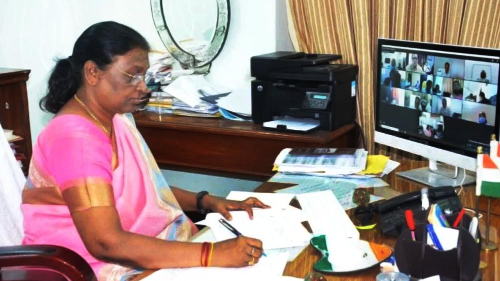 এক দিকে যেমন ক্রমাগত তিনি সাফল্যের চূড়ায় উঠেছেন, অন্য দিকে তিনি হারিয়েছেন তাঁর প্রিয়জনদের। ‘মহাভারতের দ্রৌপদী’ যেমন পুত্রশোকে আত্মহারা হয়ে পড়েছিলেন, এই দ্রৌপদীও তাঁর দুই পুত্রকে হারিয়েছেন, তা-ও তিন বছরের ব্যবধানে।