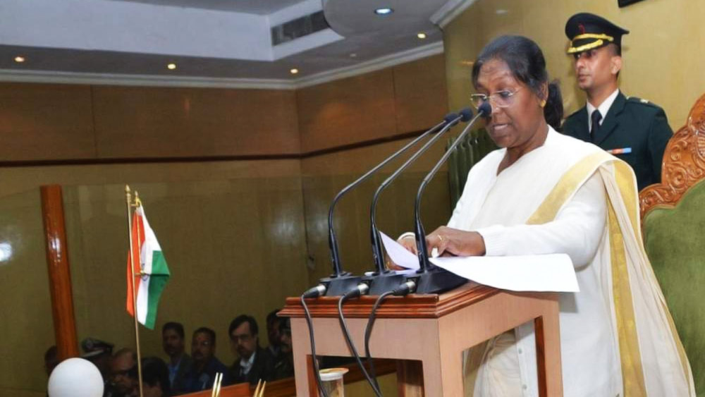 শুধু মাত্র তাঁর পুত্রদের নয়, নিজের স্বামীকেও হারিয়েছেন তিনি। শ্যামচরণ মুর্মুর সঙ্গে বিবাহবন্ধনে আবদ্ধ হয়েছিলেন দ্রৌপদী। মুর্মু দম্পতির পরিবারে দুই পুত্র ও কন্যা বড় হয়ে উঠছিল। কিন্তু হৃদ্‌রোগে আক্রান্ত হয়ে প্রয়াত হন শ্যামচরণ।