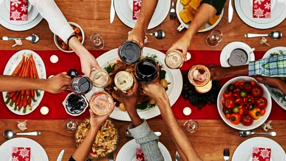 পুলিশ তদন্তের দাবি, লক্ষ্মণ আগের রাতে তাঁর বন্ধুবান্ধবদের সঙ্গে একটি রেস্তরাঁয় নৈশভোজনে গিয়েছিলেন। পরে তাঁর বন্ধুরাই অটোরিকশায় তাঁকে কাকার বাড়িতে পৌঁছে দেন। বাড়ি ফিরে তিনি খুব একটা সুস্থ বোধ করছিলেন না।