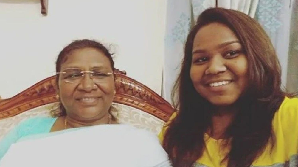 দ্রৌপদীর এক মাত্র কন্যা ইতিশ্রী মুর্মু পেশায় এক ব্যাঙ্ককর্মী। তিনি গণেশ হেমব্রম নামে এক রাগবি খেলোয়াড়কে বিয়ে করেন। তাঁদের এক কন্যাও রয়েছে।