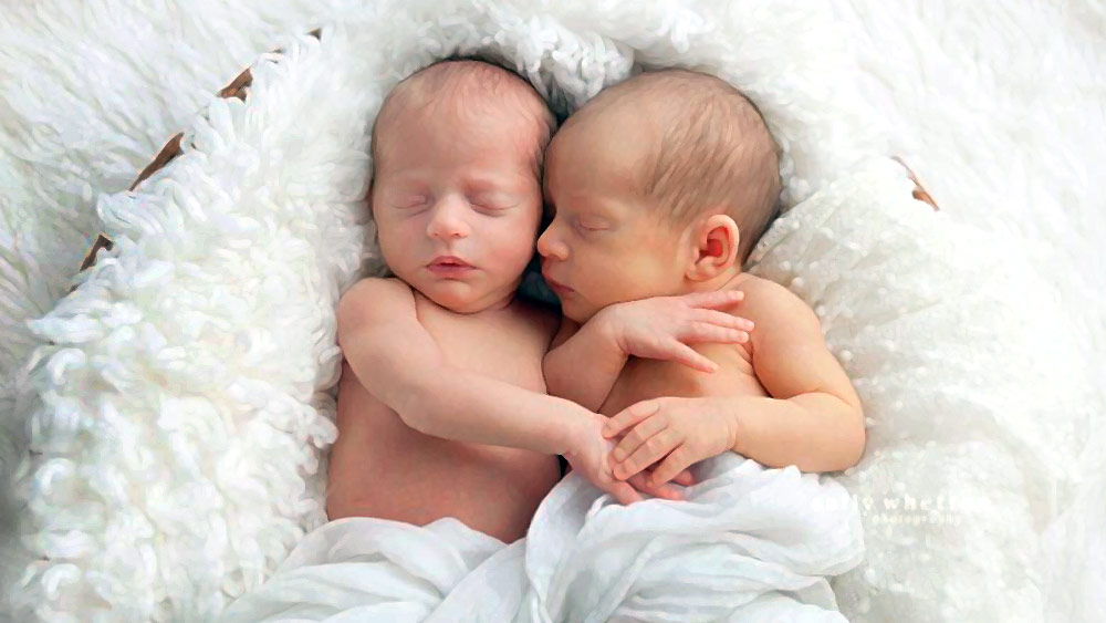 সাত বছর পর ফুটফুটে দুই যমজ সন্তানের জন্ম দেন অনুপমা। কিন্তু দেশে ফিরতেই গুলাটী দম্পতির জীবনে কী এমন ঘটল, যার জন্য এখনও দেহরাদূন শহর ভয়ে কাঁপে?