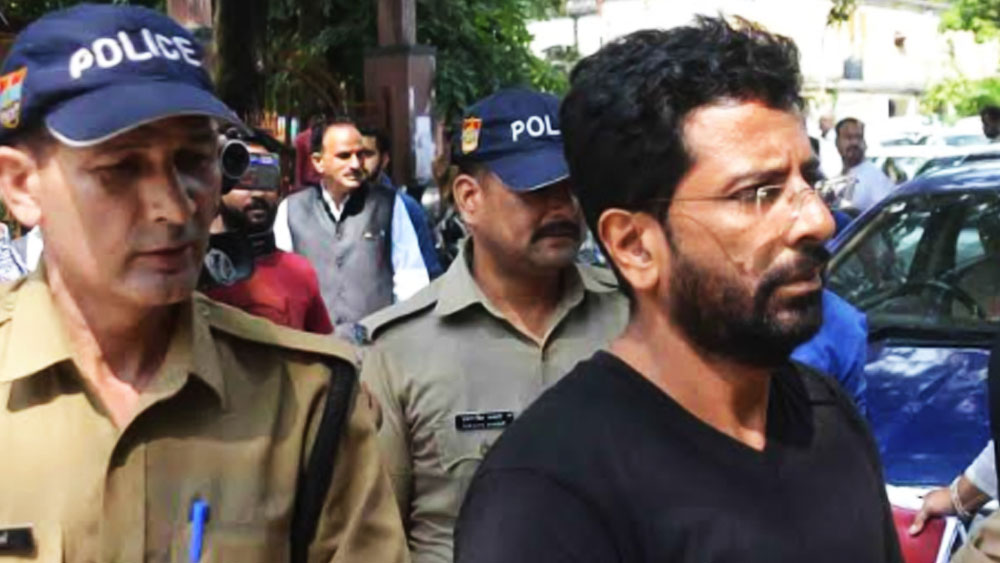 পেশায় সফটওয়্যার ইঞ্জিনিয়ার ছিলেন রাজেশ। দু’সন্তান ও স্ত্রীকে নিয়ে আমেরিকায় বহু বছর থাকার পর দেশে ফিরে আসেন তিনি।