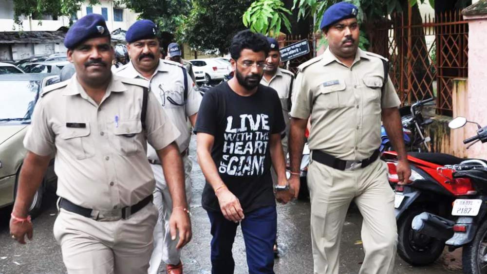 রাজেশ ভাবেন, তাঁর স্ত্রী বোধ হয় মারা গিয়েছেন। কিন্তু পরীক্ষা করে দেখেন, অনুপমা অজ্ঞান হয়েছেন মাত্র। অনুপমাকে এই অবস্থায় দেখে এক ভয়ানক চিন্তা মাথাচাড়া দিয়ে ওঠে রাজেশের।