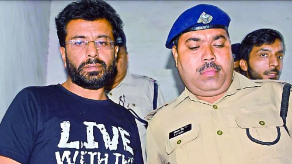 সেই রাতে দু’জনের অশান্তি মাত্রা ছাড়ালে রাজেশ রাগের মাথায় তাঁর স্ত্রীর গায়ে হাত তোলেন। ধাক্কা সামলাতে না পেরে অনুপমা ঘরের ভিতর পড়ে যান এবং খাটের কোনায় তাঁর মাথায় আঘাত লাগে। মুহূর্তের মধ্যে জ্ঞান হারান তিনি।