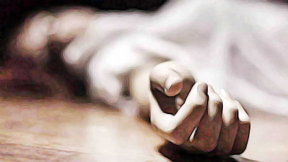 রোজকার এই অশান্তি থেকে মুক্তি পেতে রাজেশ সিদ্ধান্ত নেন, তাঁর স্ত্রীকে প্রাণেই মেরে ফেলবেন তিনি। সঙ্গে সঙ্গে ঘরের ভিতর থেকে তুলো জোগাড় করে আনেন তিনি।