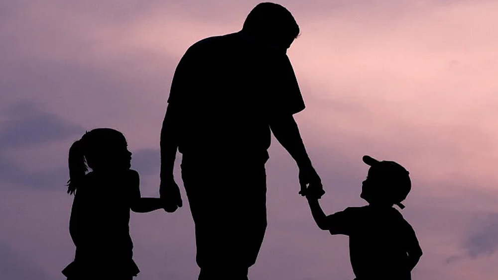 এর পর আরও ৫৭ দিন কেটে যায়। অনুপমার বাচ্চারা মায়ের খোঁজ করলে রাজেশ জানান, অনুপমা দিল্লিতে দাদু-দিদার বাড়ি বেড়াতে গিয়েছেন। এমনকি, অনুপমার বাড়ি থেকে যত বার মেয়ের খোঁজ নিতেন, প্রতি বার রাজেশ কোনও না কোনও অজুহাত দেখিয়ে এড়িয়ে যেতেন।