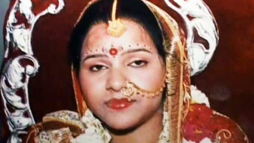 পরে অবশ্য জানান, দু’জনের মধ্যে সামান্য কারণে কথা কাটাকাটি হওয়ায় অনুপমা বাড়ি ছেড়ে চলে গিয়েছেন। ‘‘চিন্তার কোনও কারণ নেই। আপনাদের মেয়ে খুব তাড়াতাড়ি বাড়ি ফিরে আসবে’’, এমনও বলেছিলেন রাজেশ।