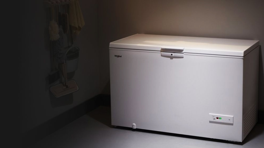 সুজন তখনই স্থানীয় থানায় রাজেশের বিরুদ্ধে অভিযোগ দায়ের করেন। তদন্ত করতে এসে পুলিশ ঘরের ভিতরে দেখে, একটি মস্ত বড় ডিপ ফ্রিজার রাখা। সাধারণত, এই ফ্রিজারগুলি দোকানে দেখা যায়। বাড়িতে এটি রাখার কারণ কী?