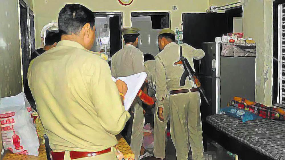 সন্দেহ হওয়ায় ফ্রিজারটি খুলে দেখে পুলিশ। খোলার পরেই তার ভিতর থেকে বেরোতে থাকে একের পর এক কালো রঙের পলিব্যাগে মোড়ানো মাংসের টুকরো। তবে এ কোনও পশুর মাংস নয়, ব্যাগের ভিতর থেকে বেরিয়ে আসছে মানুষের কাটা হাত-পা এবং দেহের অংশবিশেষ।