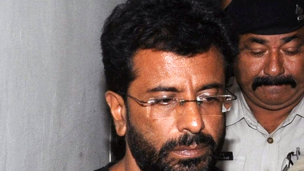 পুলিশের বুঝতে অসুবিধা হয় না, এই মৃতদেহটি কার! রাজেশকে জিজ্ঞাসাবাদ করায় তিনি নিজেই দোষ স্বীকার করেন। রাজেশ জানান, তিনি স্থানীয় দোকান থেকে কিনে এনেছিলেন পাথর কাটার গ্রাইন্ডার মেশিন, ডিপ ফ্রিজার এবং এক গাদা কালো পলিব্যাগ।