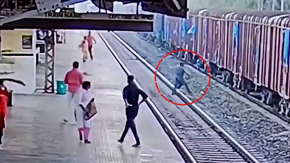 A railway staff saved life of an old woman at Balichak in Kharagpur division dgtld