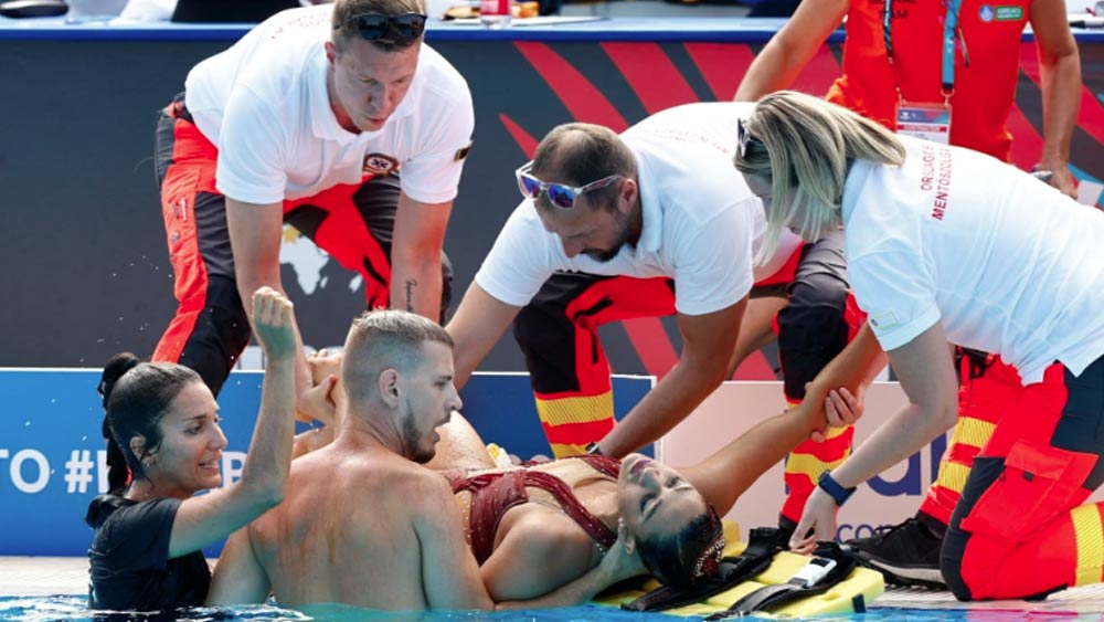 জল থেকে তোলার পর চিকিৎসা চলছে অনিতার।