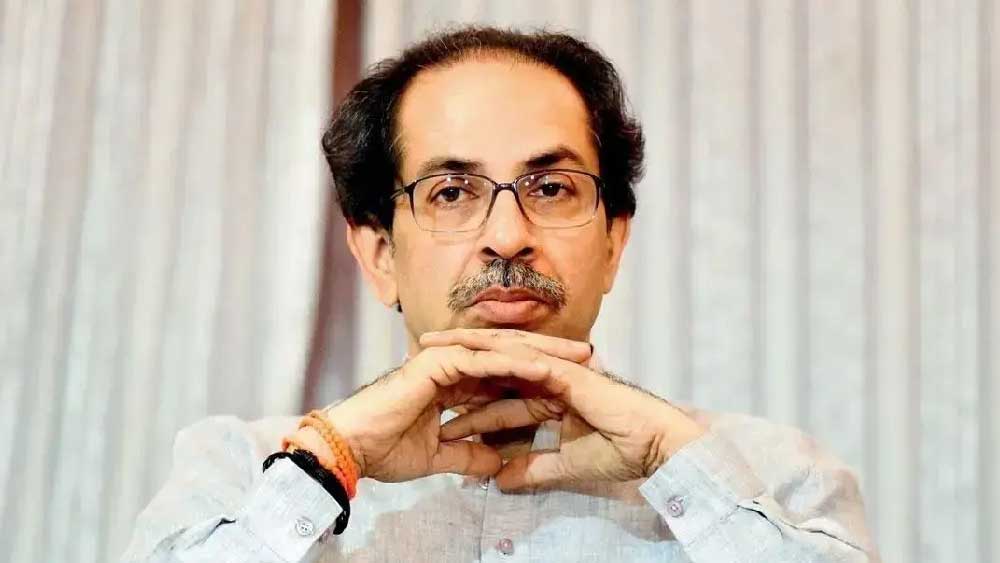  একনাথ শিন্ডে-সহ একাধিক বেসুরো বিধায়কের চাপের মুখে পড়ে টালমাটাল অবস্থা মহারাষ্ট্রের মহা বিকাশ অঘাড়ী সরকারের। সেই রাজ্যের রাজনৈতিক পরিস্থিতি নিয়ে ক্রমশই জলঘোলা হচ্ছে। তৈরি হচ্ছে একাধিক জল্পনা। পরিস্থিতি সামলিয়ে উদ্ধবই মুখ্যমন্ত্রী থাকবেন, না সেই পদে বসবেন অন্য কোনও ব্যক্তি, তা নিয়েও জল্পনা তুঙ্গে। এরই মধ্যে মুখ্যমন্ত্রী হিসাবে উঠে আসছে শিন্ডের নাম। তবে মহারাষ্ট্রের মন্ত্রিত্বে যদি কোনও রকম রদবদল হয়, সে ক্ষেত্রে একাধিক আইনি সমস্যা এবং জটিলতাও তৈরি হতে পারে। তবে এমন পরিস্থিতি এই প্রথম বার তৈরি হয়নি। এর আগে একাধিক রাজ্য এই সমস্যার সম্মুখীন হয়েছে। তবে সে ক্ষেত্রে গুরুত্বপূর্ণ ভূমিকা পালন করেছে দেশের সুপ্রিম কোর্ট।