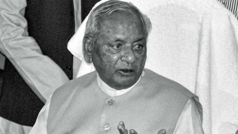 উত্তরপ্রদেশের মুখ্যমন্ত্রী পদ থেকে বিজেপির কল্যাণ সিংহকে সরে যাওয়ার নির্দেশ দেন তৎকালীন রাজ্যপাল। সরকার গঠন করার নির্দেশ দেওয়া হয় লোকতান্ত্রিক কংগ্রেস নেতা জগদম্বিকা পালকে।