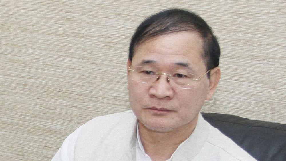 ২০১৬ সালে সুপ্রিম কোর্টের পাঁচ বিচারপতির বেঞ্চে অরুণাচল প্রদেশের বিধানসভার বেসুরো বিধায়ক এবং রাজ্যপালের ভূমিকা নিয়ে নবাম রাবিয়ার মামলাটি ওঠে। এ ক্ষেত্রে, ক্ষমতাসীন কংগ্রেস সরকারের ৪৭ বিধায়কের মধ্যে ২১ জন রাজ্যপালের কাছে গিয়ে দাবি করেন যে, বর্তমান মুখ্যমন্ত্রী নবম টুকিকে সমর্থন না করার কারণে তাঁদের আসন থেকে পদত্যাগ করতে বাধ্য করা হচ্ছে।