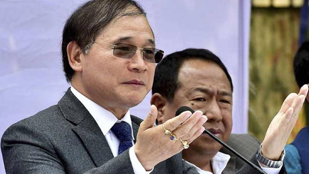 সরকার এই বিধায়কদের বিরুদ্ধে শৃঙ্খলাভঙ্গের অভিযোগে শাস্তিমূলক ব্যবস্থার প্রক্রিয়া শুরু করে। অরুণাচল প্রদেশের তৎকালীন রাজ্যপালের কাছে অভিযোগ ওঠার পর তিনি বিধানসভা অধিবেশনের ডাক দেন। নির্দেশ দেন, তৎকালীন স্পিকার, নবম রেবিয়াকে অপসারণের প্রস্তাব অধিবেশনের এজেন্ডা  হবে। তবে এই সিদ্ধান্ত হয় মুখ্যমন্ত্রী বা মন্ত্রিসভার কোনও সুপারিশ ছাড়াই। সিদ্ধান্তকে চ্যালেঞ্জ করে আদালতের দ্বারস্থ হন নবম রেবিয়া।