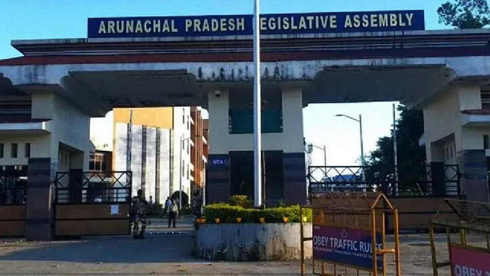 পাঁচ বিচারপতির বেঞ্চ নির্দেশে জানায়, দলত্যাগী কংগ্রেস বিধায়কেরা বৈধ ভাবে বিচ্ছিন্ন হয়ে পৃথক দল গঠন করেননি। বিক্ষুব্ধ বিধায়কদের প্রতিবাদ এবং তাঁদের দাবি মেনে নিয়ে রাজ্যপাল ‘সময়ের আগে’ বিধানসভা অধিবেশন আহ্বান করতে পারেন না বলেও স্পষ্ট করে সুপ্রিম কোর্ট।