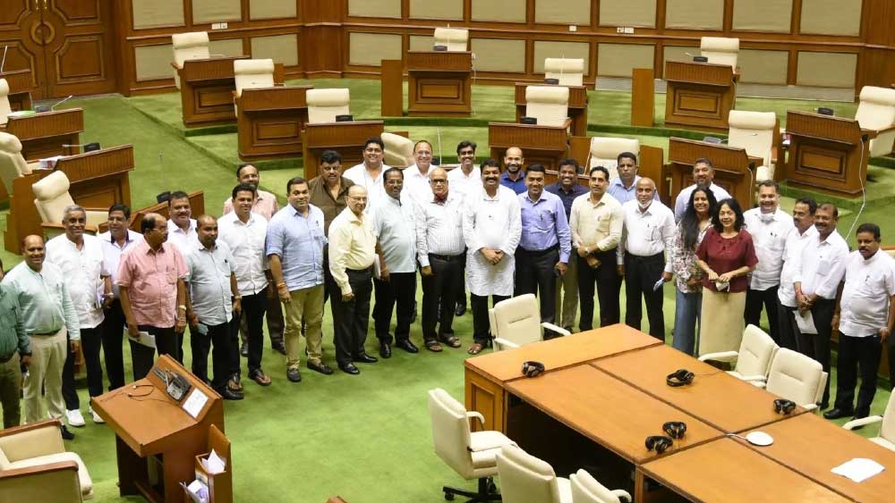 মামলা ওঠার ২৪ ঘণ্টার মধ্যে বিধানসভায় শক্তিপরীক্ষার নির্দেশ দেয় শীর্ষ আদালত। শীর্ষ আদালত উল্লেখ করে, ‘বিধানসভায় শক্তিপরীক্ষা করা হলেই সম্ভাব্য সকল বিতর্ক দূর হবে এবং গণতান্ত্রিক প্রক্রিয়ার কারণে ফলাফল অনেক বিশ্বাসযোগ্য হবে।”