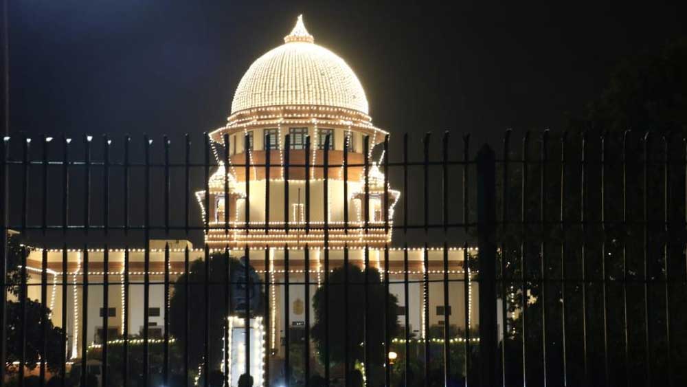 বিষয়টি বিবেচনা করার জন্য মধ্যরাতে শুনানি শুরু হয়। তিন বিচারপতির বেঞ্চ অবিলম্বে বিধানসভায় শক্তিপরীক্ষা করার নির্দেশ দেয়। বিচারপতিরা উল্লেখ করেন, রাজ্যপালের এই ভাবে সরকার গঠনের ডাক দেওয়া বৈধ কি না, তা বিচার করা সময়সাপেক্ষ। তবে এই গুরুত্বপূর্ণ সময়ই বিধানসভায় শক্তিপরীক্ষা করার যথাযথ উপায় বলেও সুপ্রিম কোর্ট জানায়। পুরো প্রক্রিয়ার ভিডিয়ো রেকর্ডিং করারও নির্দেশ দেয় বিচারপতিদের বেঞ্চ।