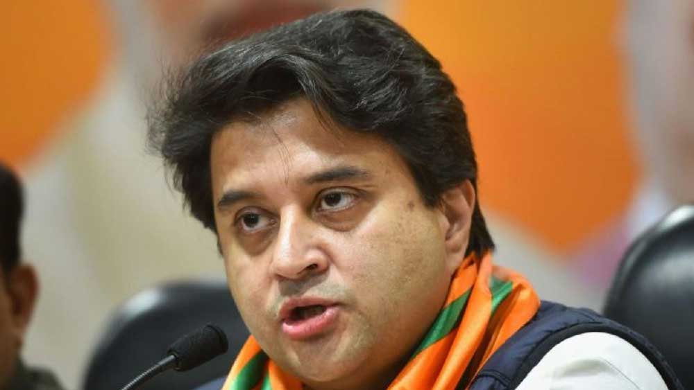 ২০২০ সালে জ্যোতিরাদিত্য সিন্ধিয়া-সহ কংগ্রেসের ২১ বিধায়ক দল ছেড়ে বিজেপিতে যোগ দেন। তৎকালীন কমল নাথ সরকারের সঙ্কটে আস্থা ভোটের নির্দেশ দেন রাজ্যপাল। সরকার আস্থা ভোটের পরীক্ষা দিক, প্রথম এই দাবি তোলে বিজেপি। সেই নির্দেশ দেন রাজ্যপাল লালজি টন্ডনও। কিন্তু করোনার কারণে বিধানসভার অধিবেশন ২৬ দিনের জন্য পিছিয়ে দেন স্পিকার। তার পরেই এ নিয়ে সুপ্রিম কোর্টের দ্বারস্থ হয় বিজেপি। কংগ্রেস বিধায়কেরা ইস্তফা দিলেও স্পিকার নর্মদাপ্রসাদ প্রজাপতি জানান, তাঁর সামনে হাজির হয়ে পদত্যাগপত্র জমা দিতে হবে।