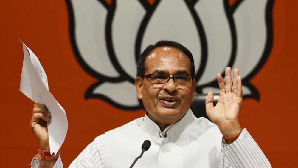 আস্থা ভোট নিয়ে কমলনাথ সরকারকে অবস্থান স্পষ্ট করার নির্দেশ দেয় আদালত। বিধানসভায় শক্তি পরীক্ষার ক্ষেত্রে বেশি সময় দেওয়া হলে, ‘ঘোড়া কেনাবেচা’র সুযোগ বাড়বে— এমন মন্তব্যও করে সুপ্রিম কোর্ট। ২০ মার্চ আস্থা ভোটের আগেই বিজেপিকে ‘গণতন্ত্র ঘাতক’ বলে ইস্তফা দেন মুখ্যমন্ত্রী কমলনাথ। এর পর রাজ্যের মুখ্যমন্ত্রী হিসাবে শপথ নেন শিবরাজ সিংহ চৌহান। আস্থা ভোটেও জয়ী হন তিনি।