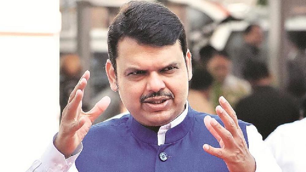 এনসিপি, শিবসেনা এবং কংগ্রেসের জোট করে মহা বিকাশ অঘাড়ী তৈরি করে। রাজ্যপাল বিজেপি নেতা দেবেন্দ্র ফডনবীশকে সরকার গঠনের জন্য আমন্ত্রণ জানালে শিবসেনা রাজ্যপালের সিদ্ধান্ত বাতিল করার দাবিতে এবং অবিলম্বে বিধানসভায় শক্তি পরীক্ষার জন্য সুপ্রিম কোর্টের দ্বারস্থ হয়। সুপ্রিম কোর্টের তিন বিচারপতির বেঞ্চ ২৪ ঘণ্টার মধ্যে আস্থা ভোট করার নির্দেশ দেয়। তবে এ ক্ষেত্রেও আস্থা ভোটের আগেই ফডনবীশ মুখ্যমন্ত্রীর পদ থেকে ইস্তফা দেন। মুখ্যমন্ত্রী হিসেবে শপথ নেওয়ার পাশাপাশি আস্থা ভোটেও জেতেন উদ্ধব।