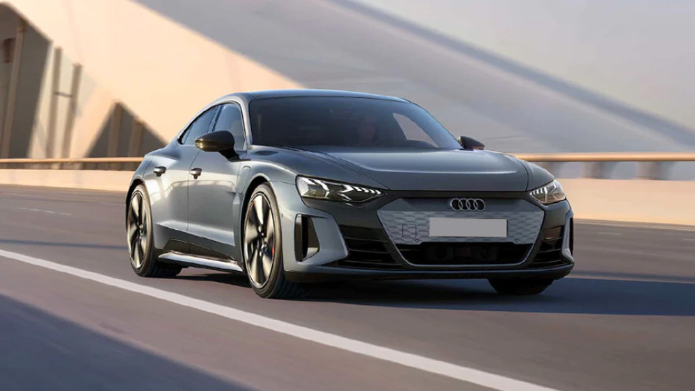 সবচেয়ে চমকপ্রদ বিষয় রিকশাগুলি চলবে গাড়ি প্রস্তুতকারী সংস্থা অডি-র বৈদ্যুতিক গাড়ি ‘ই-ট্রন’-এর ব্যাটারিতে।