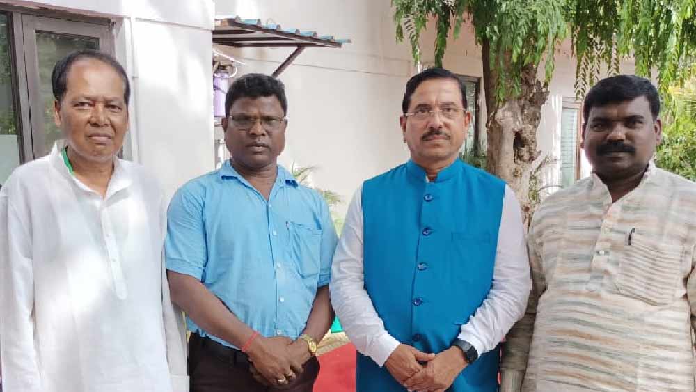 সংসদীয় মন্ত্রী প্রহ্লাদ জোশীর সঙ্গে দিল্লিতে রাজ্যের তিন জনপ্রতিনিধি।