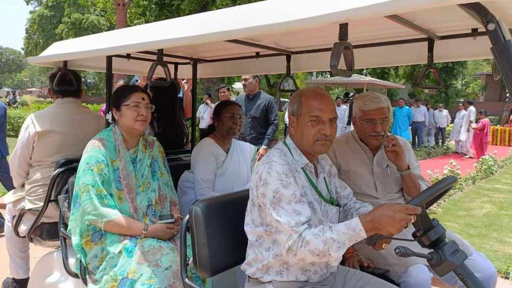 মনোনয়নের পথে দ্রৌপদী। পাশে বাংলার লকেট।