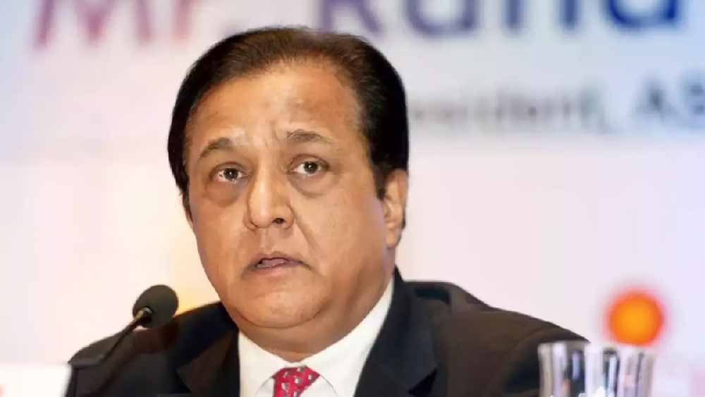 এর পর ইয়েস ব্যাঙ্কের সহ-প্রতিষ্ঠাতা রানা কপূরের সঙ্গে যোগসাজশ করে একাধিক অবৈধ লেনদেন এবং অর্থ তছরুপের অভিযোগে গ্রেফতার করা হয় কপিল এবং ধীরাজকে। সিবিআই এবং ইডি তাঁদের বিরুদ্ধে মামলা করে। গ্রেফতার করা হয় রানাকেও। তিনি বর্তমানে মুম্বইয়ের তালোজা জেলে বন্দি।