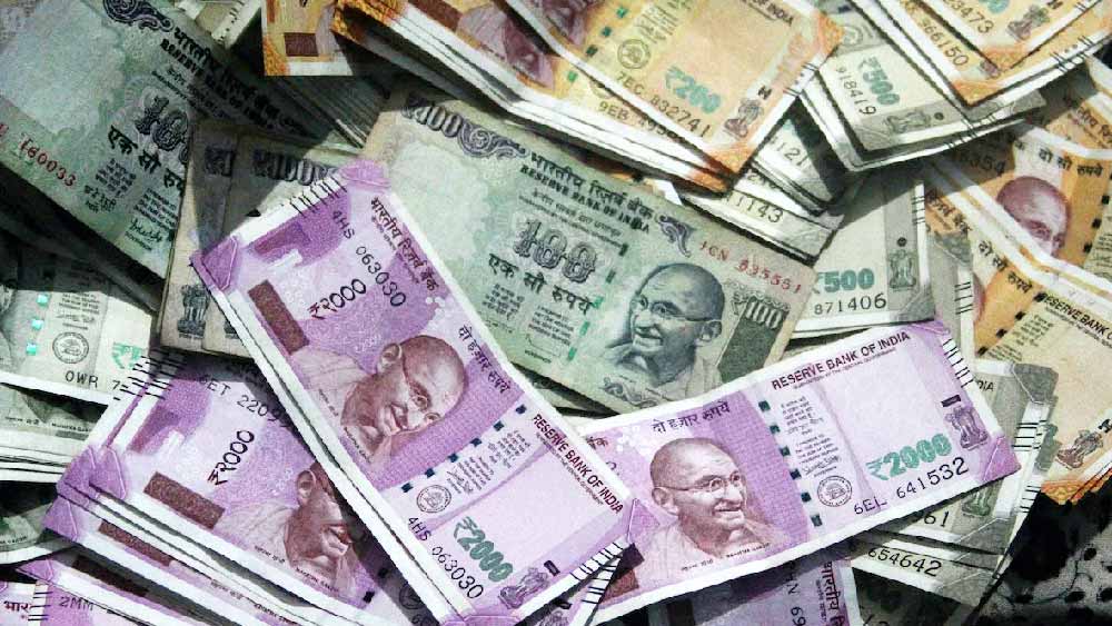 অভিযোগ উঠেছিল তাঁকে এবং তাঁর পরিবারকে বিশেষ সুবিধা পাইয়ে দেওয়ার জন্য রানা অবৈধ ভাবে কপিল এবং ধীরাজকে ঋণের ব্যবস্থা করে দিয়েছিলেন।