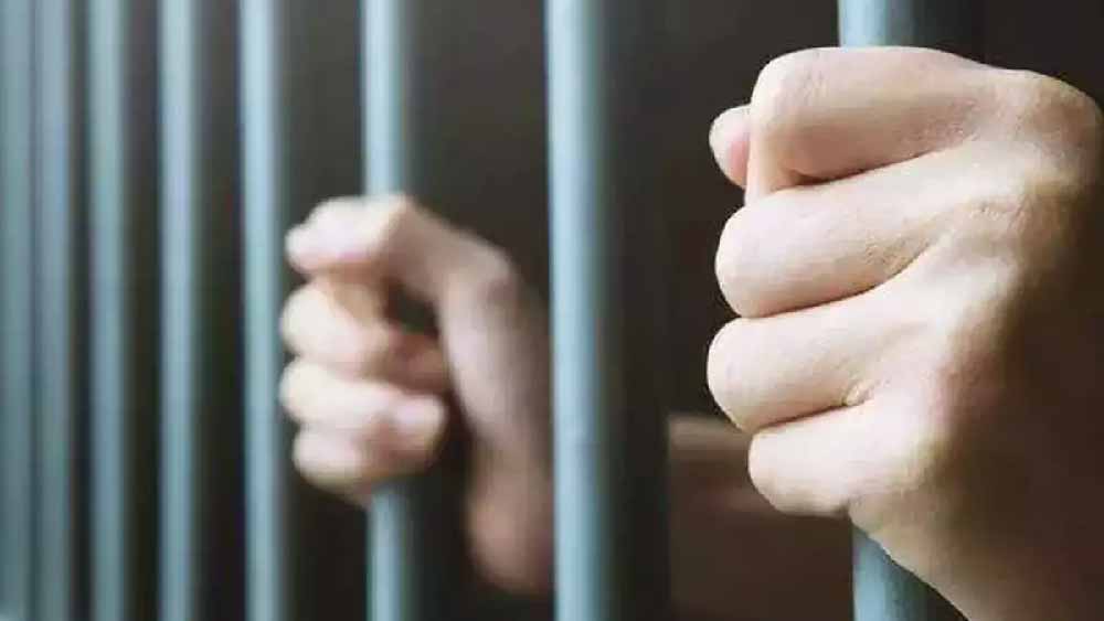 এখনও জেলেই রয়েছেন কপিল-ধীরাজ। তবে তাঁদের দুর্নীতির জট এখনও খুলছে।