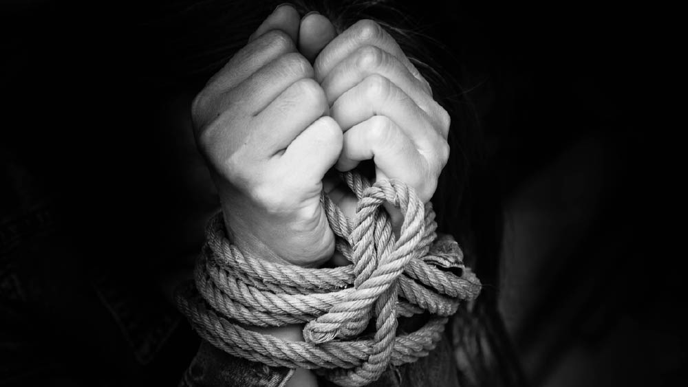 তীব্র আর্থিক সঙ্কটের মধ্যে গংডং উপকূলবর্তী এলাকার মানুষরা বিভিন্ন বেআইনি কাজে জড়িয়ে পড়তেন। তার মধ্যে অন্যতম ছিল নারীপাচার।