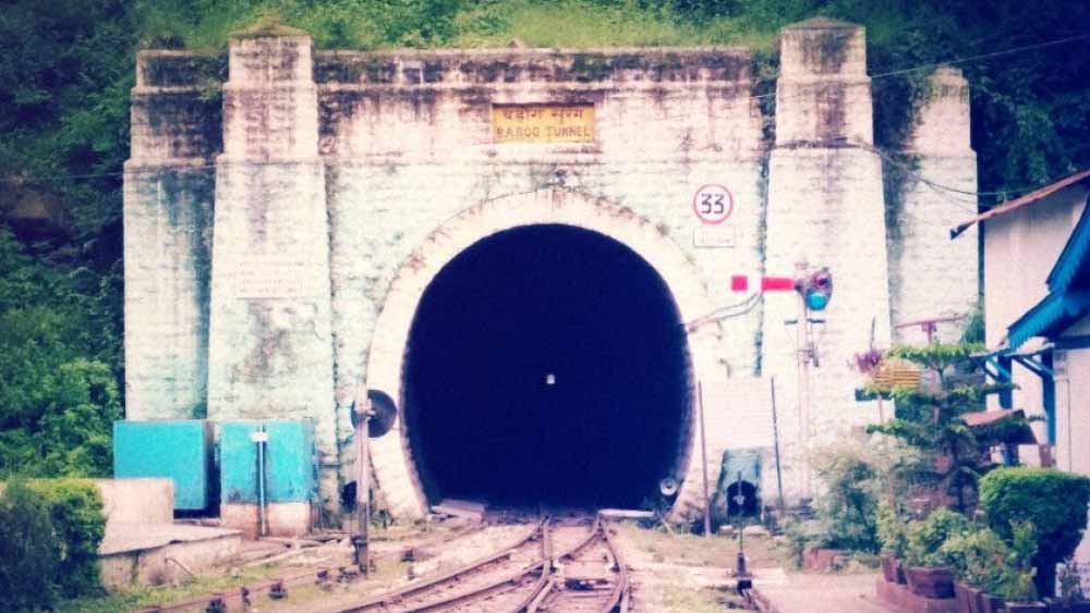 ভারতের মধ্যে যে কয়েকটি জায়গায় নৈসর্গিক সৌন্দর্য লক্ষ করা যায়, তাদের মধ্যে শিমলা একটি। প্রাকৃতিক সৌন্দর্যের জন্য শিমলাকে সমস্ত পাহাড়ি শহরের ‘রানি’ বলা হয়। আর সৌন্দর্যের কারণেই এই জায়গাকে কেন্দ্র করে গড়ে উঠেছে জনপ্রিয় পর্যটন কেন্দ্র। 