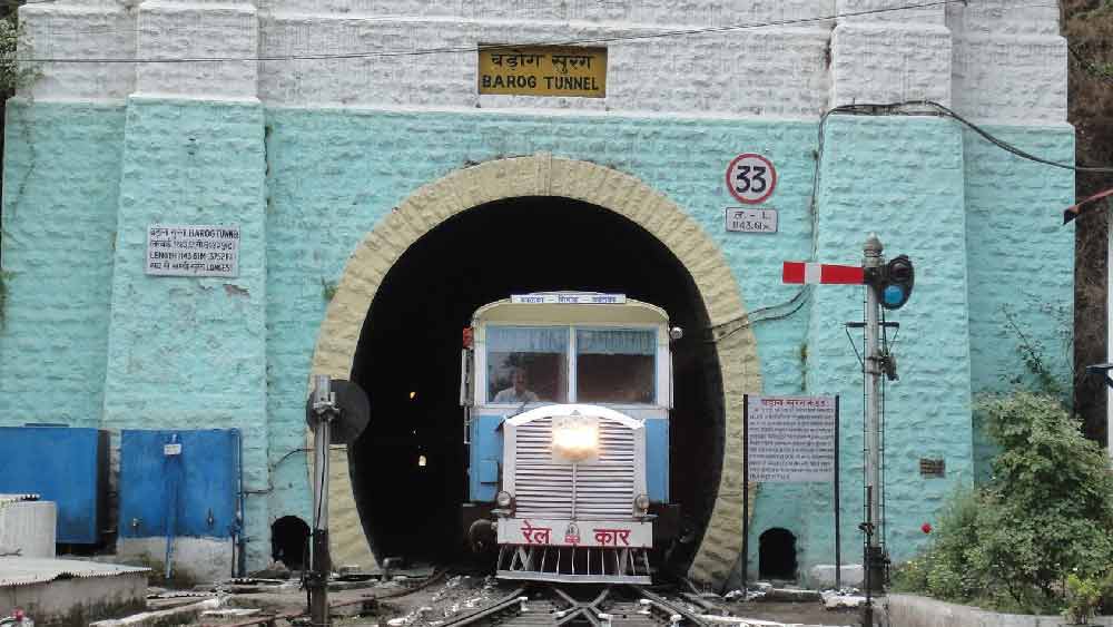 বারোগের মূর্খতার কারণে তাঁকে চাকরি থেকে বরখাস্ত করা হয়। সরকারের তরফে জরিমানাও করা হয় তাঁকে। তাঁর ভুলের জন্য শ্রমিকরাও তাঁর ওপর ক্ষুব্ধ হন। অপমানিত বারোগ হতাশ হয়ে পড়েন। অপমানও সহ্য করতে পারেননি তিনি। 